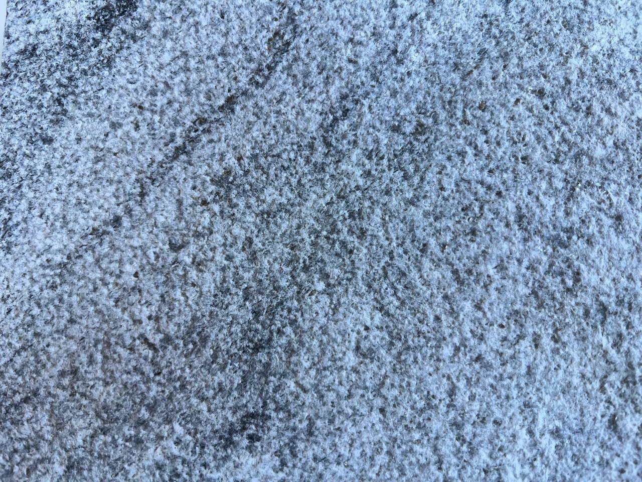 Гранит бучардированный Cloud Grey