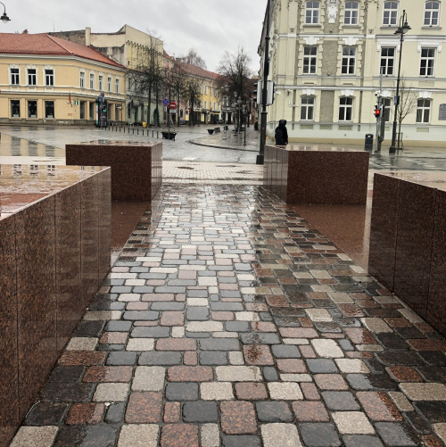 Разноцветная гранитная брусчатка в Вильнюсе