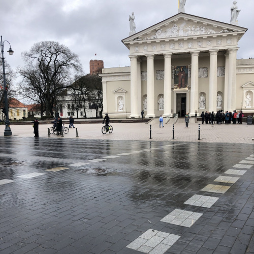 Мощение дороги гранитными плитами