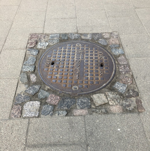 Люк с квадратной окантовкой гранитом