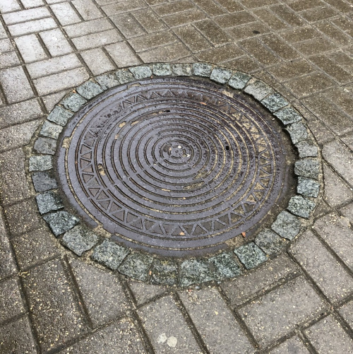 Люк с гранитным обрамлением