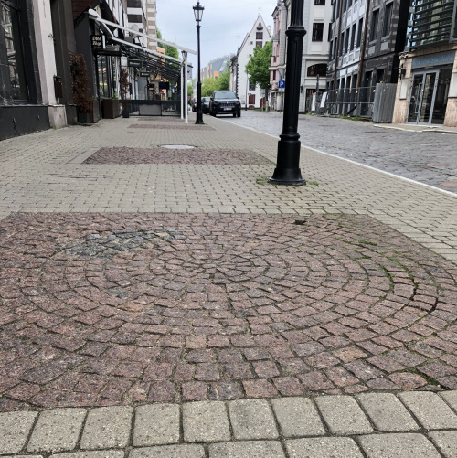 Гранитные ковры на бетонной плитке