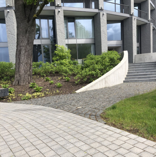 Отделили здание от тротуара гранитной брусчаткой