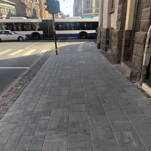 Сделали симпатичный переход от крупной к мелкой плитке