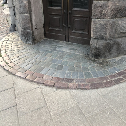 Маленькое крыльцо из гранитной плитки