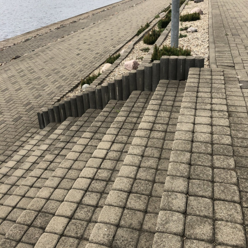 Лестница из мелкой бетонной плитки