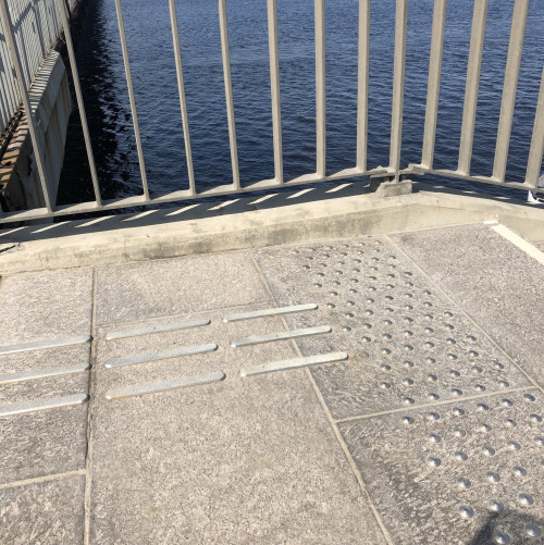 Металлические тактильные накладки на граните