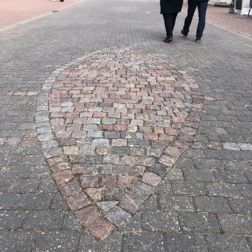 Немного гранита оживляет бетон