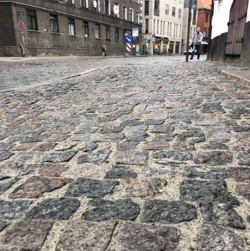 Улочка из колотого гранита