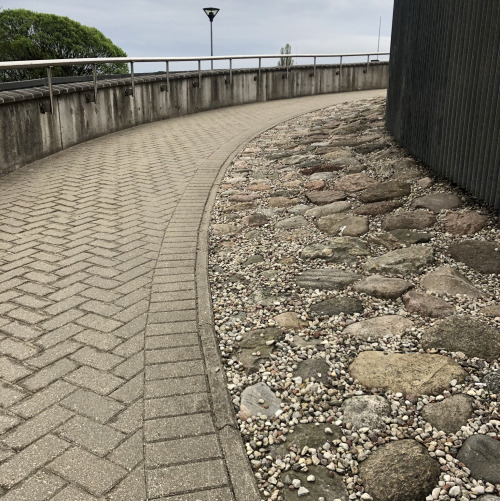 Криволинейное мощение плиткой 100х200