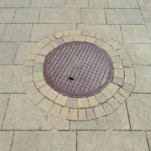 Люк, окантованный плиткой Антик