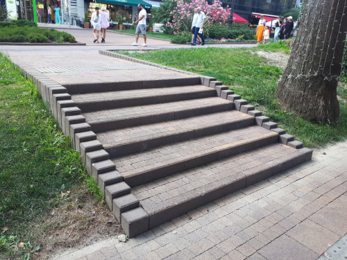 Лестница из плитки и столбиков