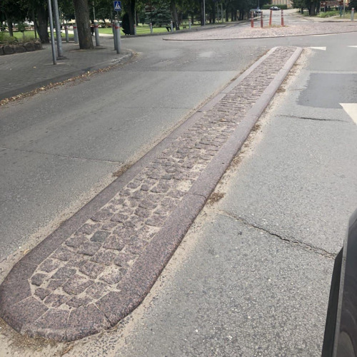 Гранитный разделитель полос