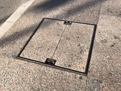 Люк с плиткой внутри