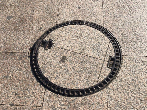 Круглый люк с плиткой внутри