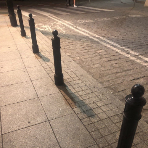 Стальные столбики на гранитном мощении