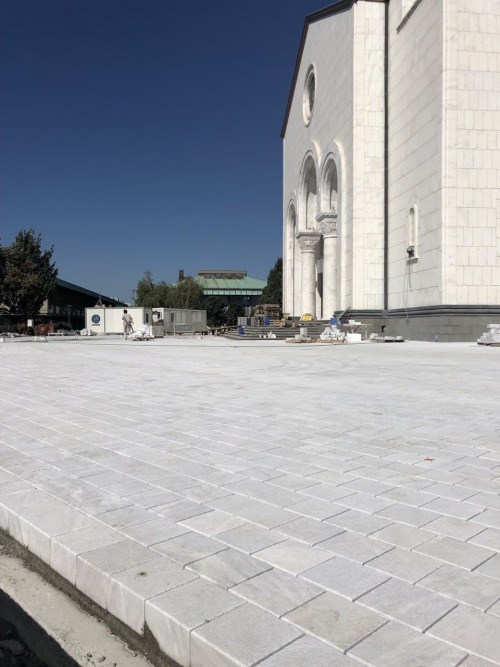 Белый мрамор в мощении