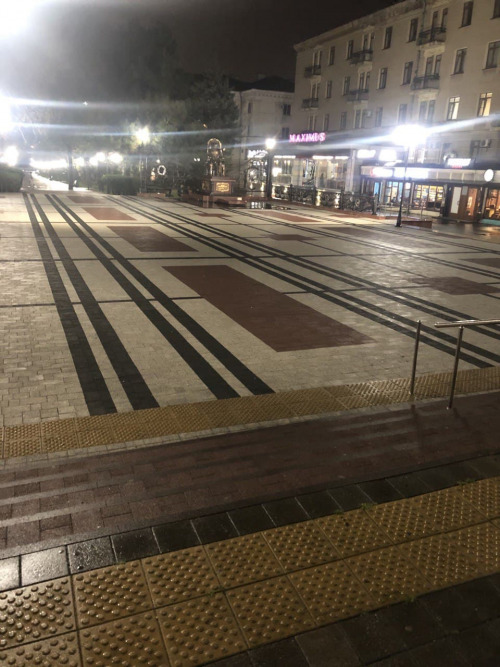 Площадь с разноцветным вибропрессом