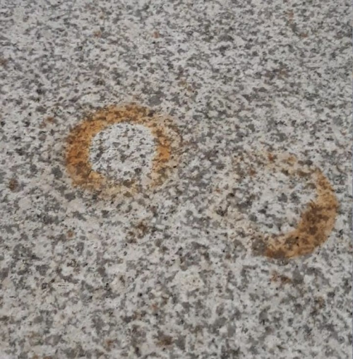 Гранит ржавеет и в помещениях