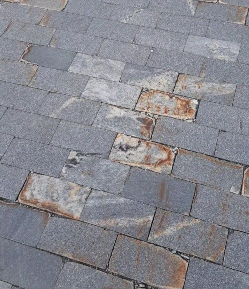 Ржавая тротуарная плитка