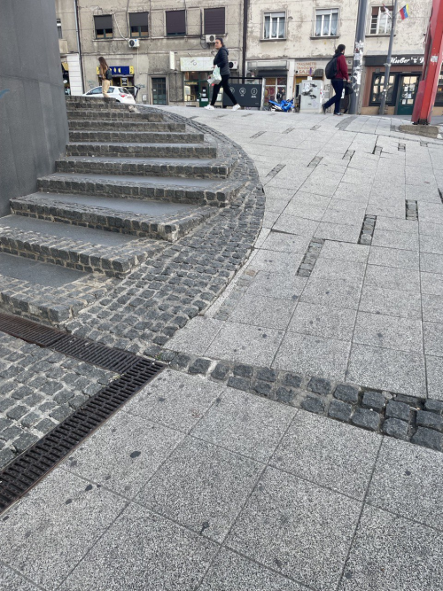 Вставки из колотой брусчатки