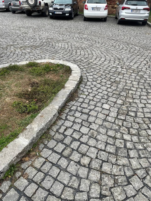 Колотый бордюр и брусчатка