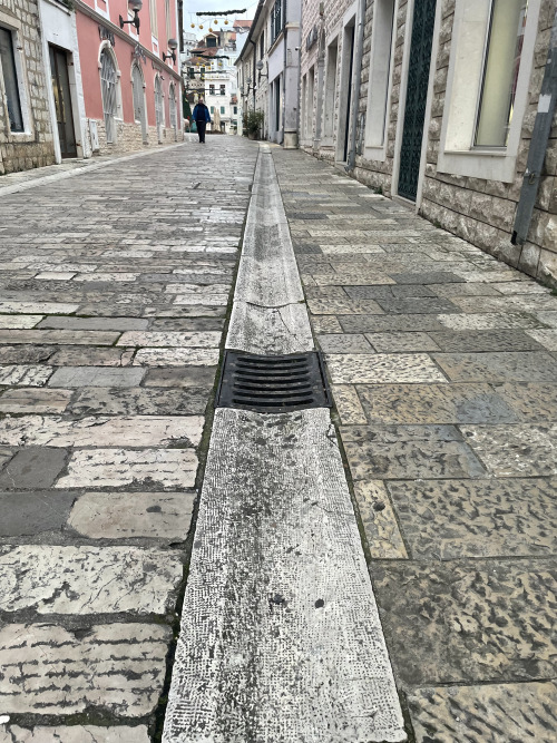 Известняк с грубой обработкой