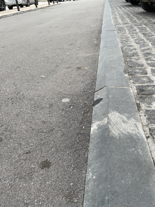 Бордюр с большой фаской для заезда