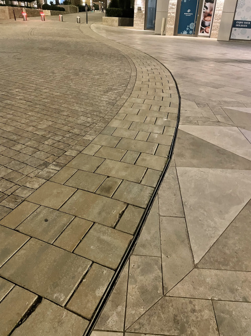 Криволинейное мощение крупными плитами