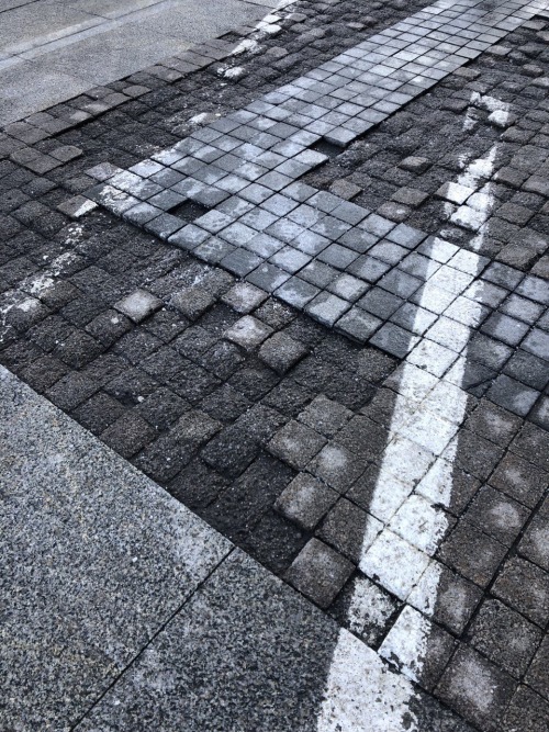 Некачественная бетонная плитка и гранит