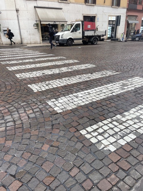 Пешеходный переход из белого мрамора на итальянском порфире