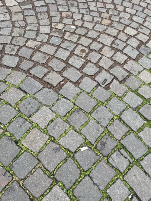 Разное заполнение швов в кладке из порфира