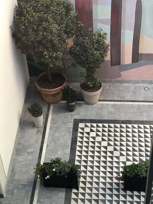 Внутренний двор из треугольников