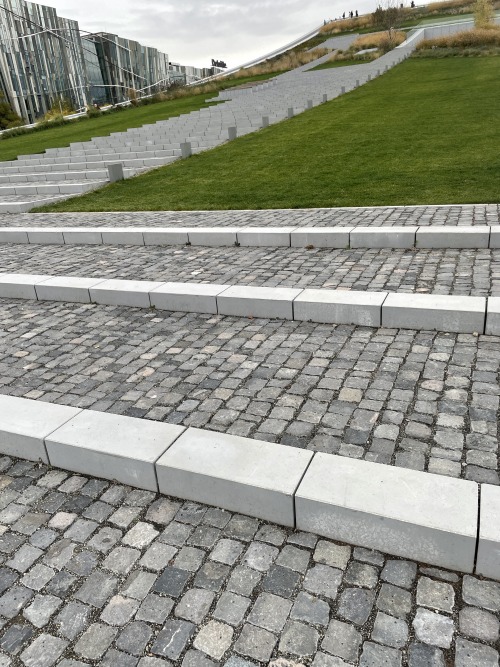 Веерный рисунок колотым гранитом