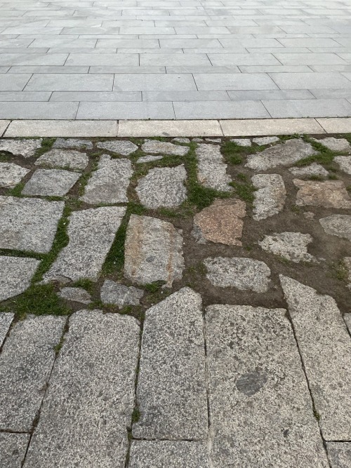 Рисунок с помощью камня и "зеленых" швов