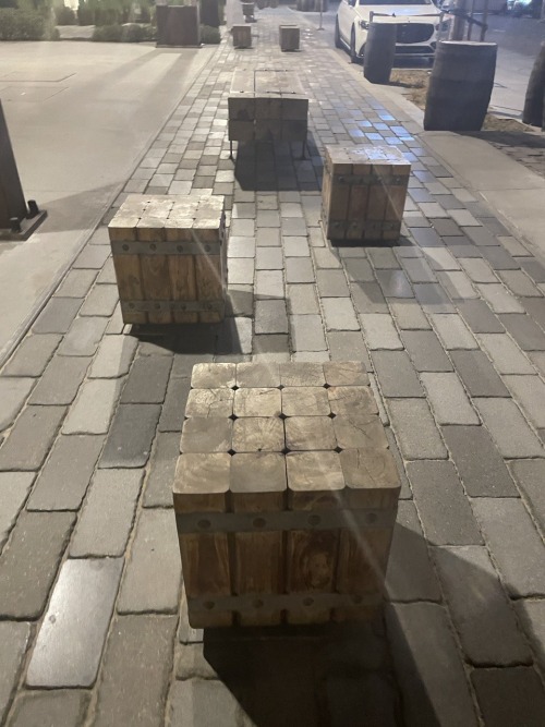 Атмосферные лавочки из бревен