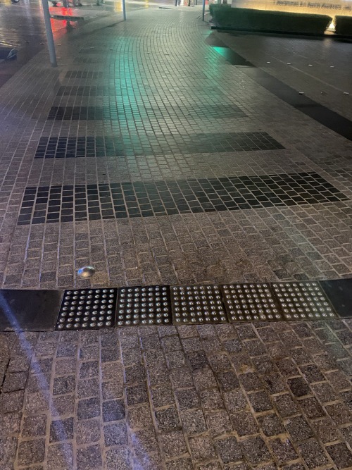 Пешеходный переход из черного камня