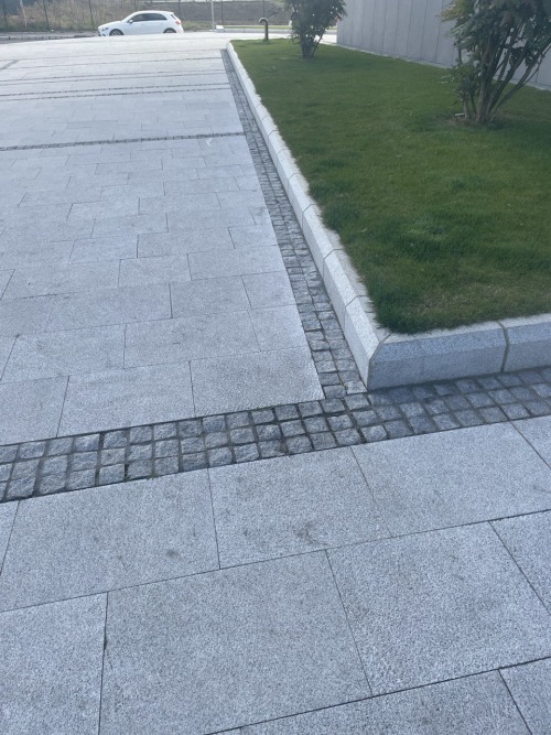 Контрастные линии из колотой брусчатки