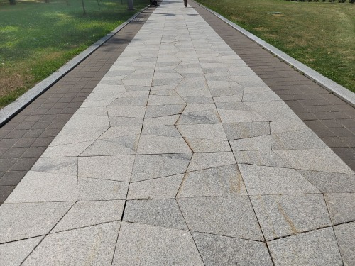 Необычная форма гранита