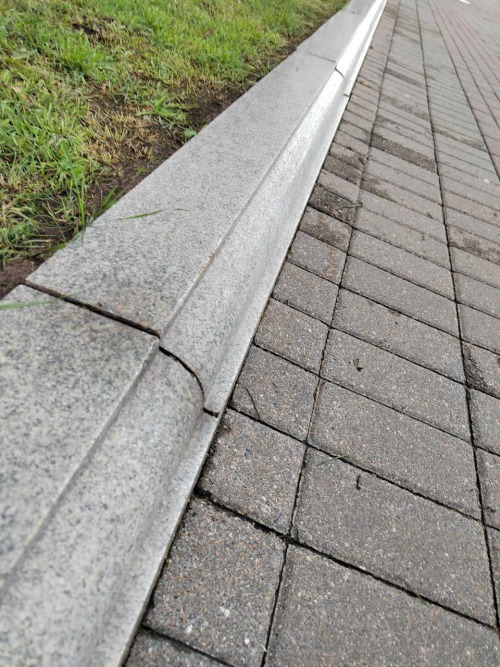 Красивая форма гранитного бордюра